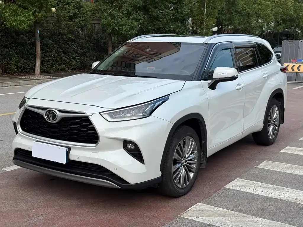 Toyota Highlander — фото 1