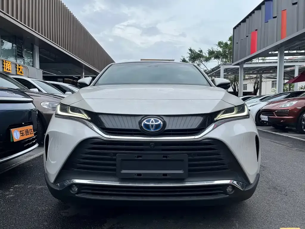 Toyota Harrier — фото 1