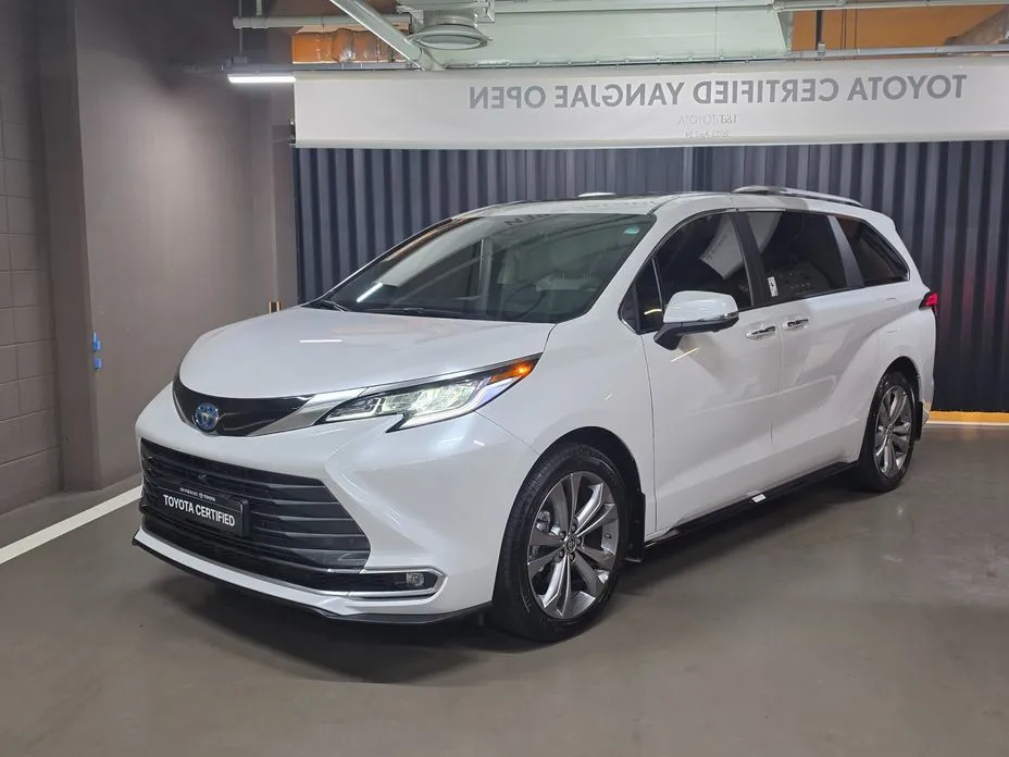 Toyota Sienna — фото 1