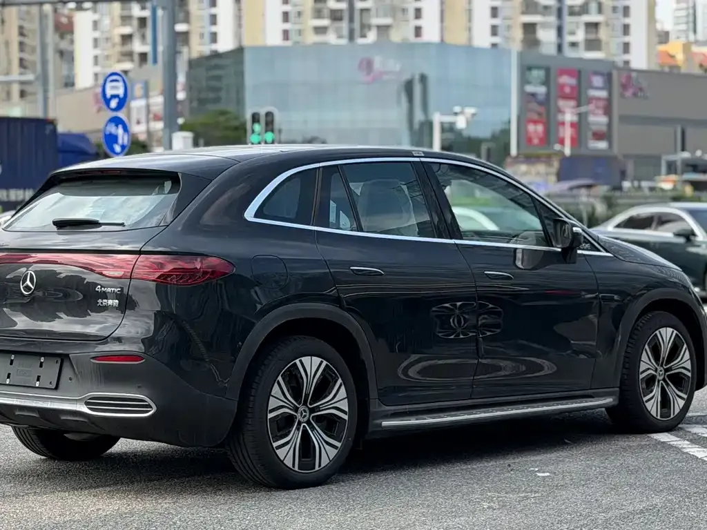 Mercedes-Benz EQE SUV — фото 10