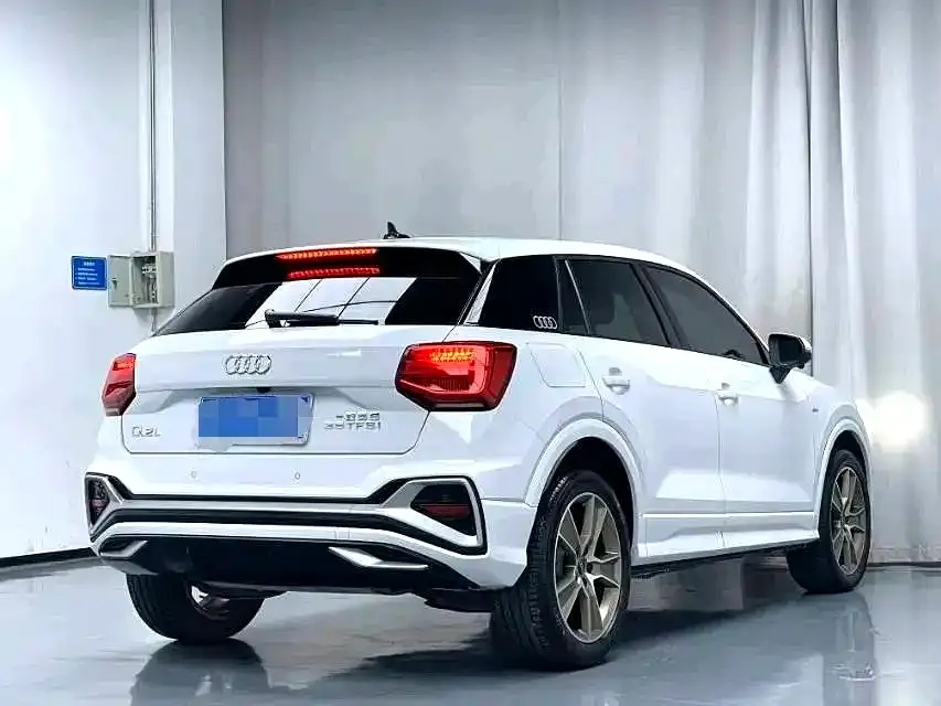 Audi Q2L — фото 8