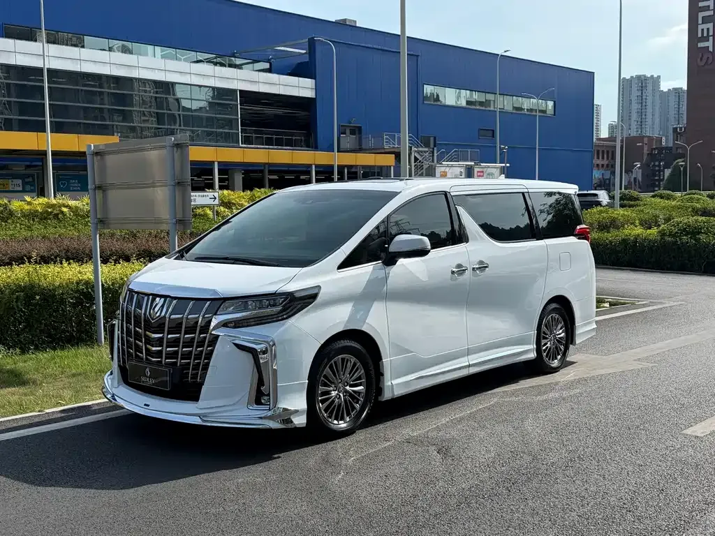 Toyota Vellfire — фото 1