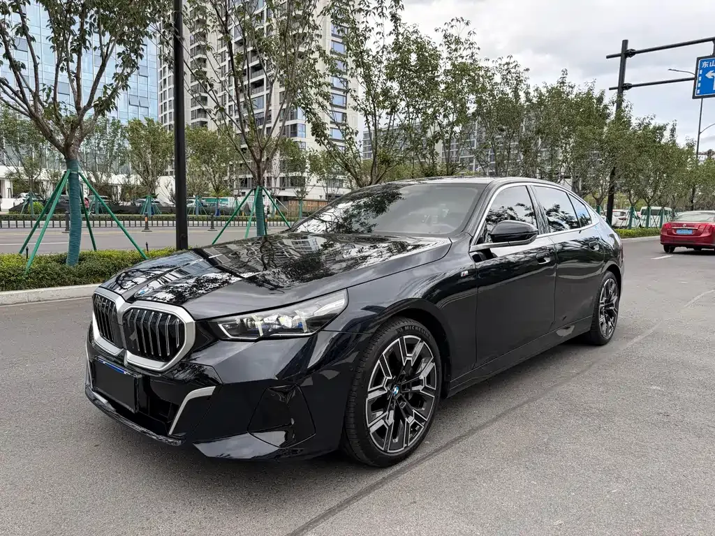BMW 5 Series — фото 1