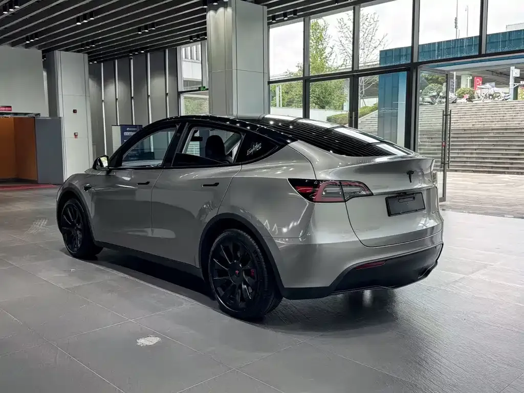 Tesla Model Y — фото 8