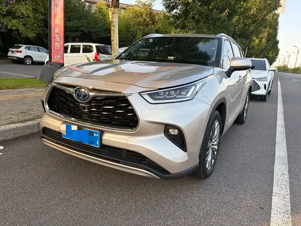 Toyota Highlander — фото 1