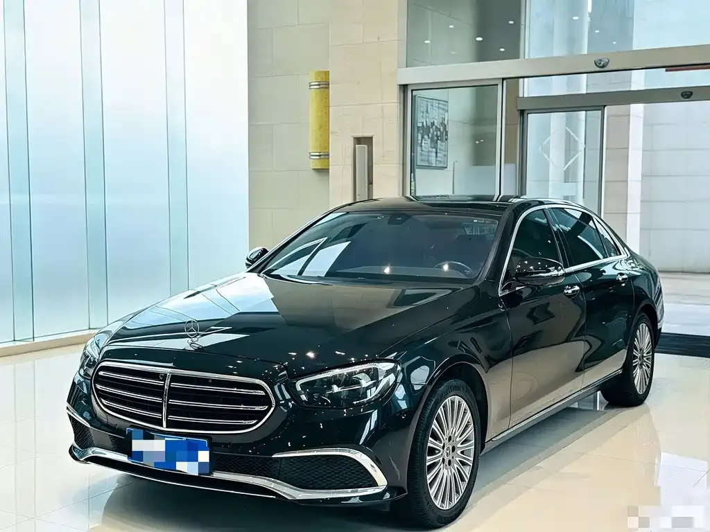 Mercedes-Benz E-Class — фото 1