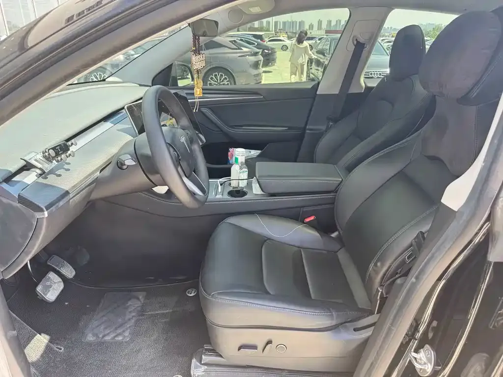 Tesla Model Y — фото 10