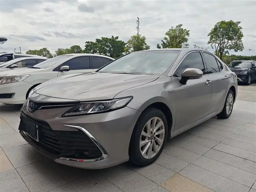 Toyota Camry — фото 1