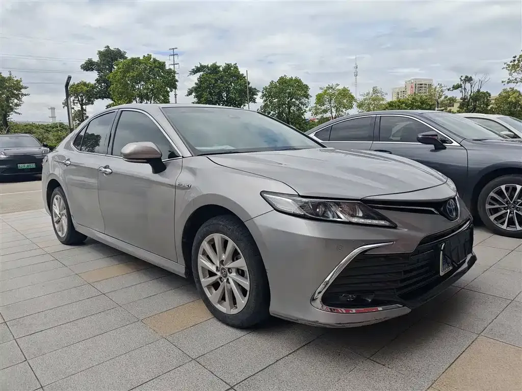Toyota Camry — фото 2