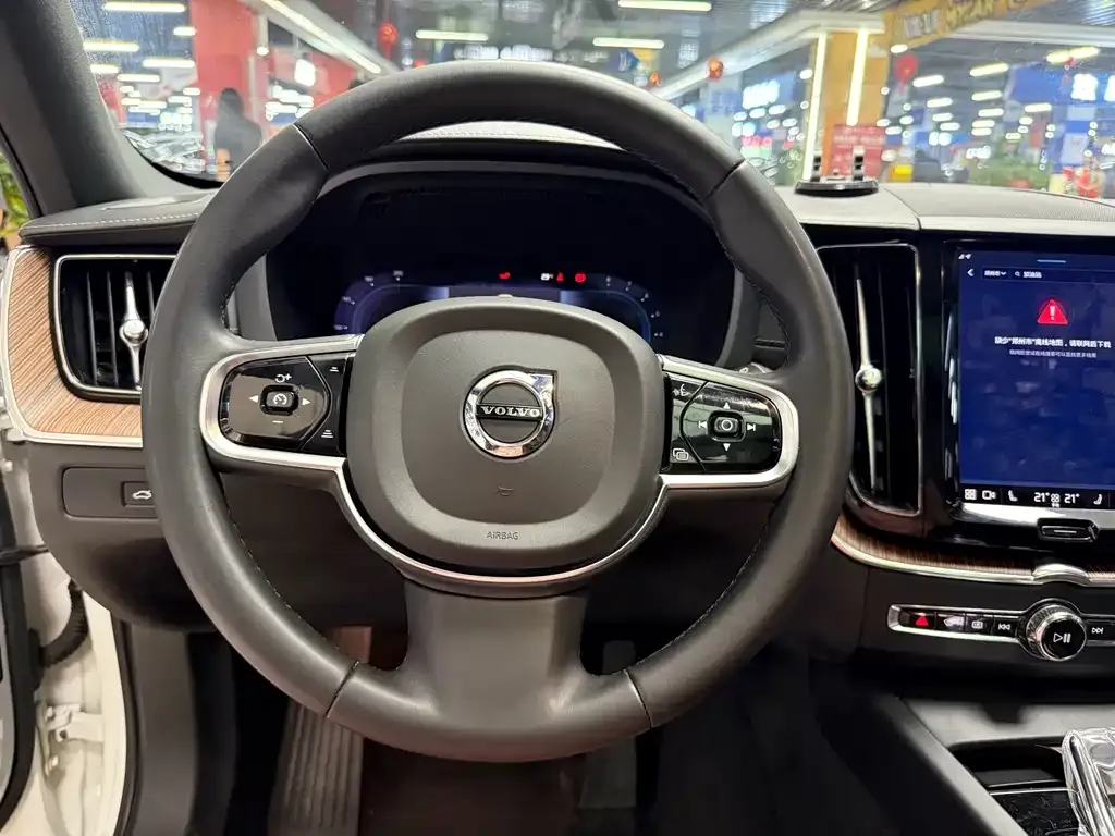 Volvo XC60 — фото 10