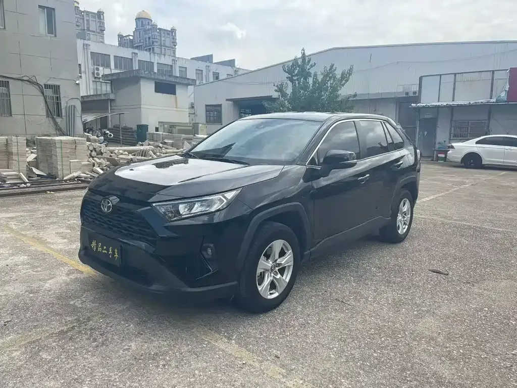 Toyota RAV4 — фото 1