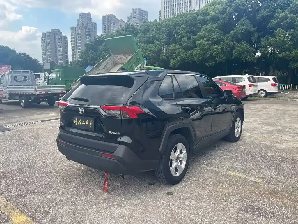 Toyota RAV4 — фото 9