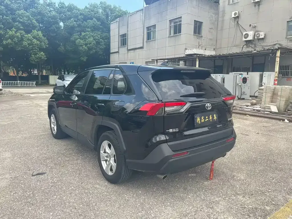 Toyota RAV4 — фото 6