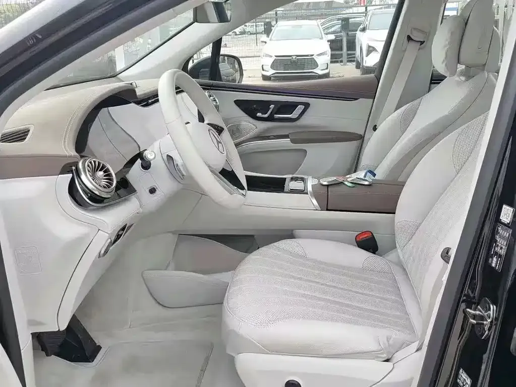 Mercedes-Benz EQS SUV — фото 3