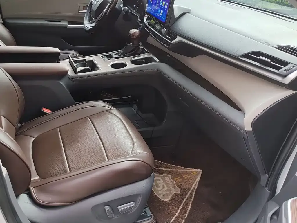 Toyota Sienna — фото 4