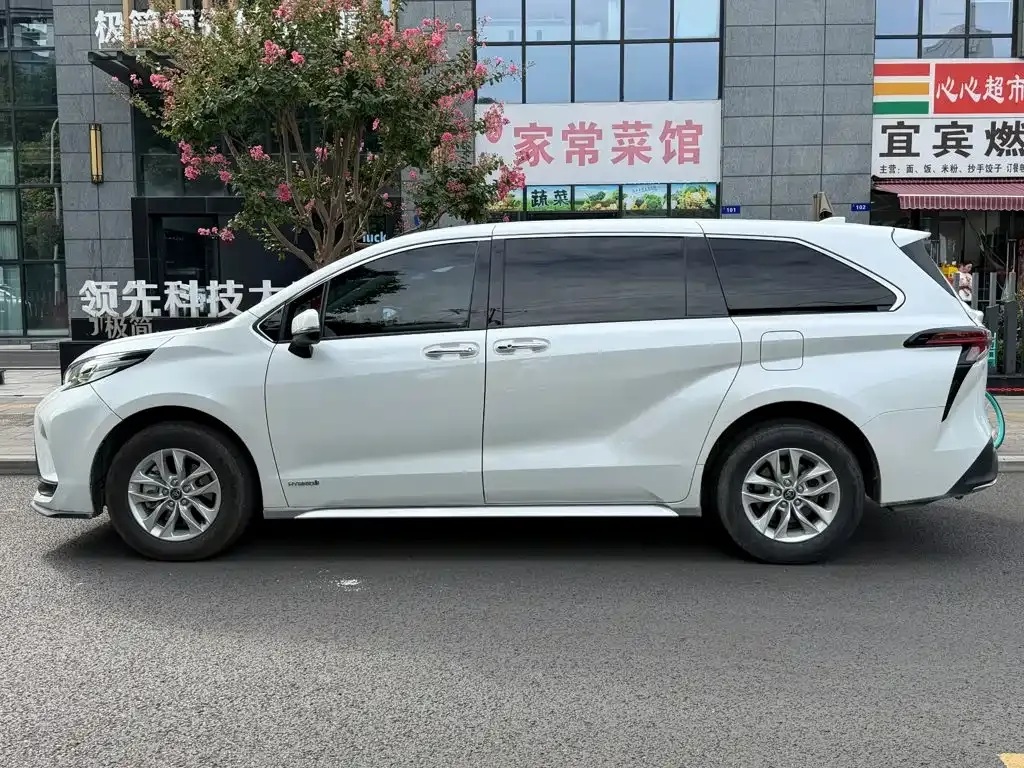 Toyota Granvia — фото 4