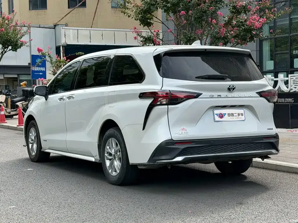 Toyota Granvia — фото 9