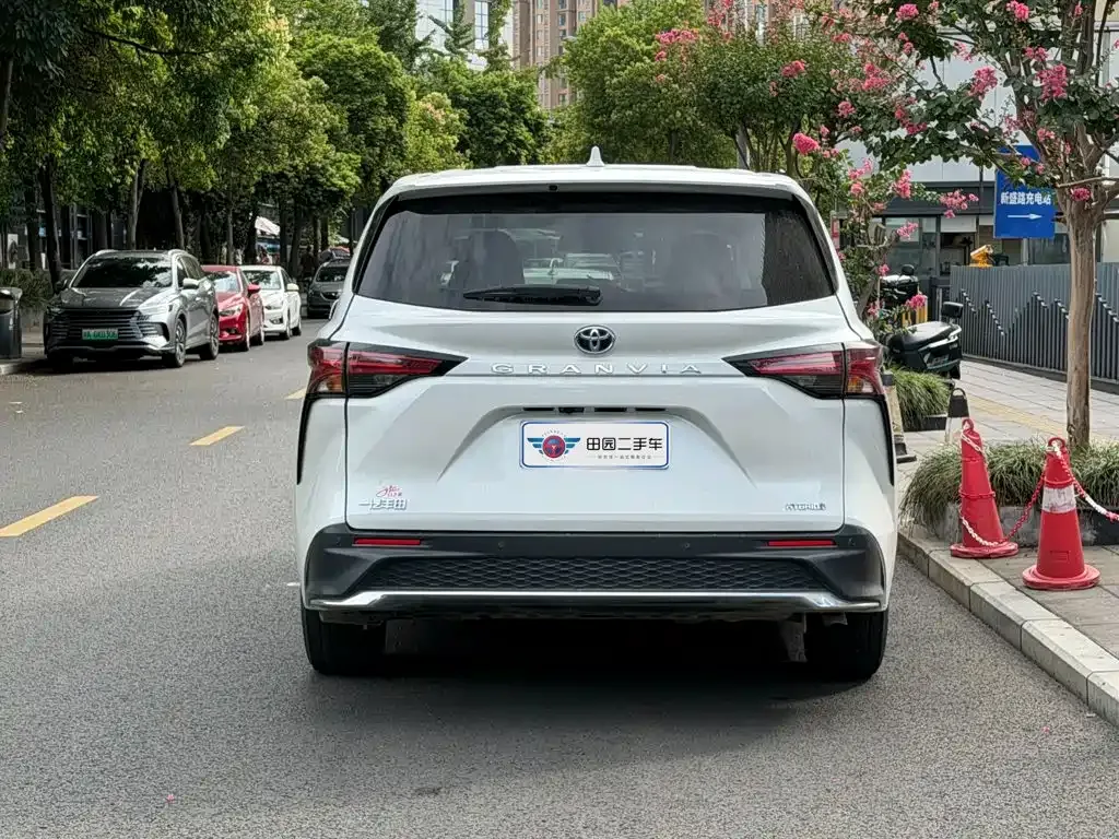 Toyota Granvia — фото 7