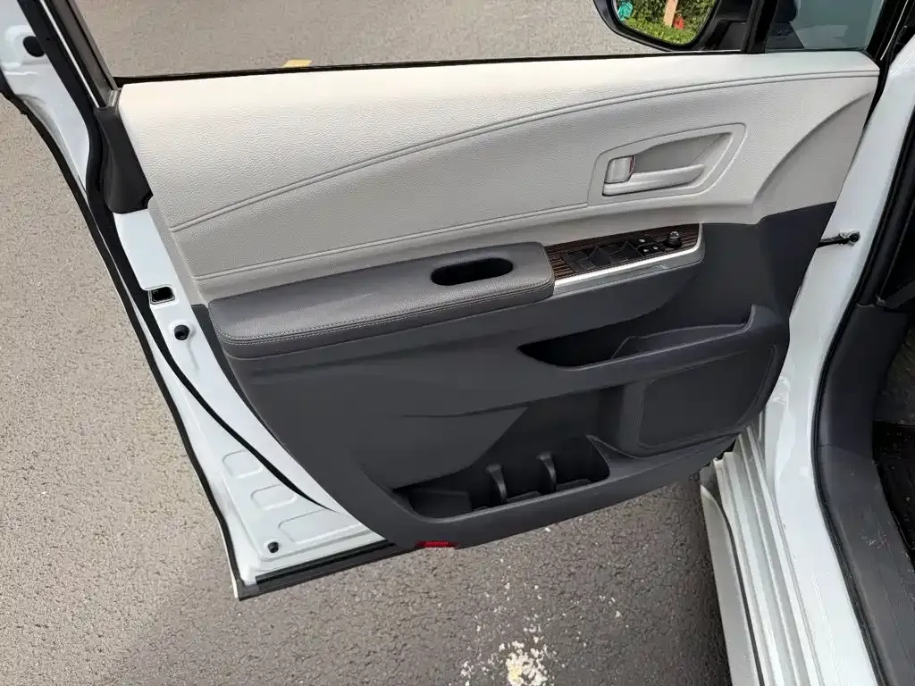 Toyota Granvia — фото 8