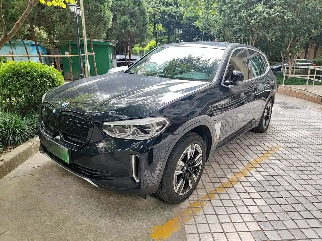 BMW iX3 — фото 1