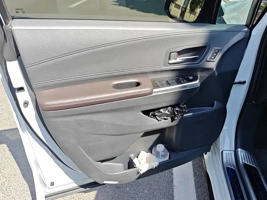 Toyota Sienna — фото 3