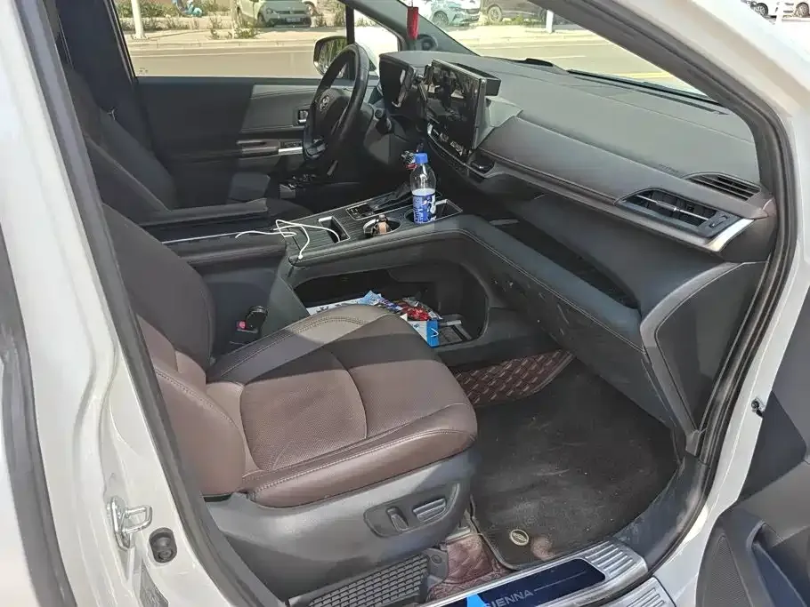 Toyota Sienna — фото 10