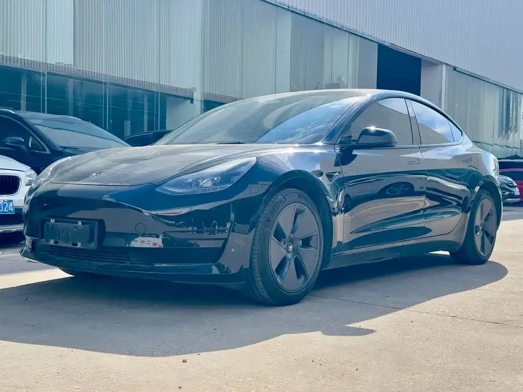 Tesla Model 3 — фото 1