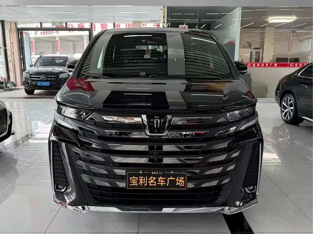 Toyota Vellfire — фото 1