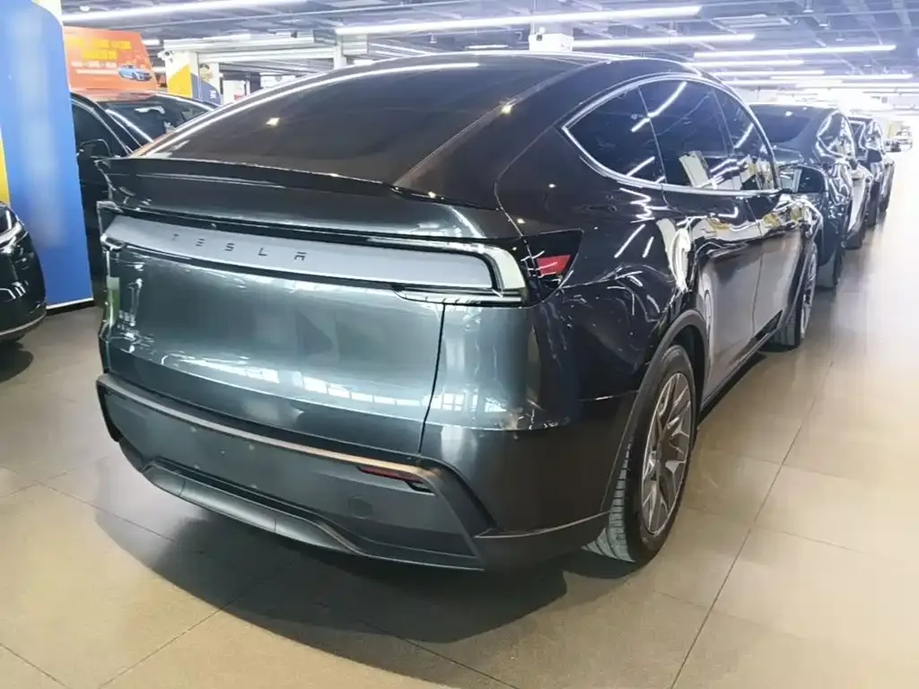 Tesla Model Y L — фото 10