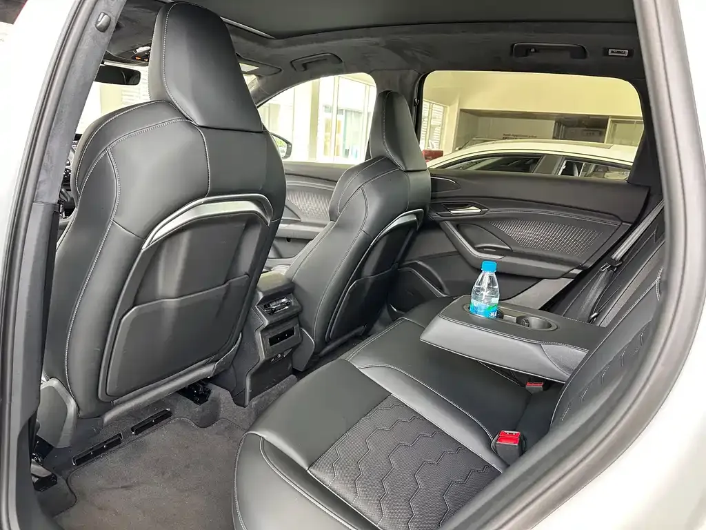 Audi Q6L e-tron — фото 3