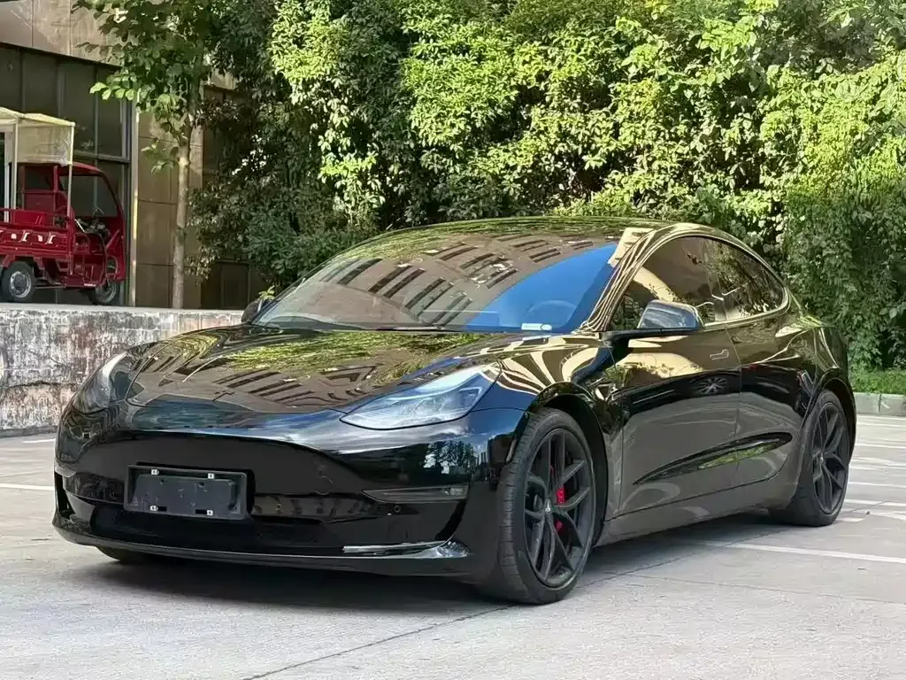 Tesla Model 3 — фото 1