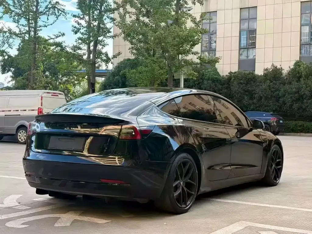 Tesla Model 3 — фото 9