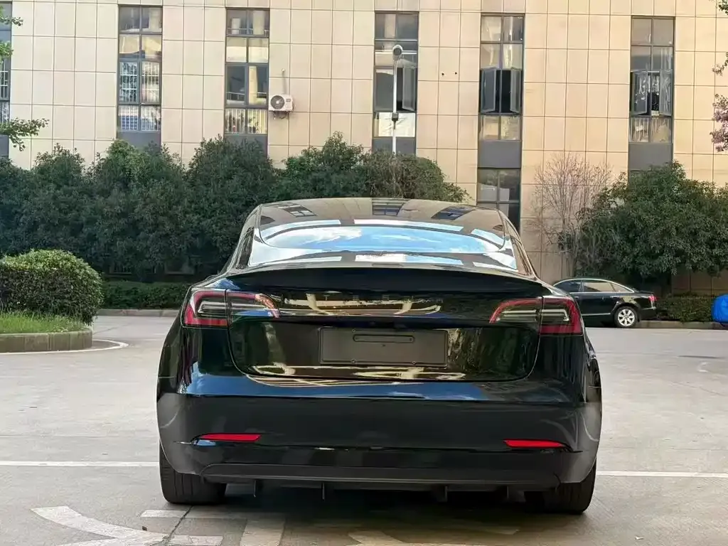 Tesla Model 3 — фото 4