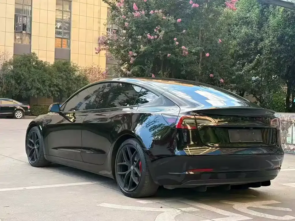 Tesla Model 3 — фото 8