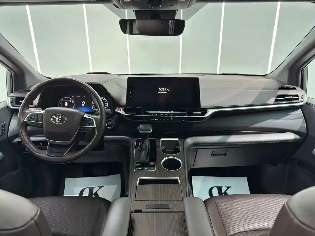 Toyota Granvia — фото 7