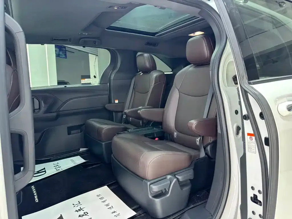Toyota Granvia — фото 10