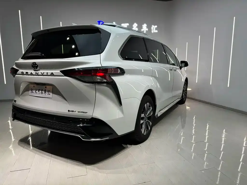 Toyota Granvia — фото 9
