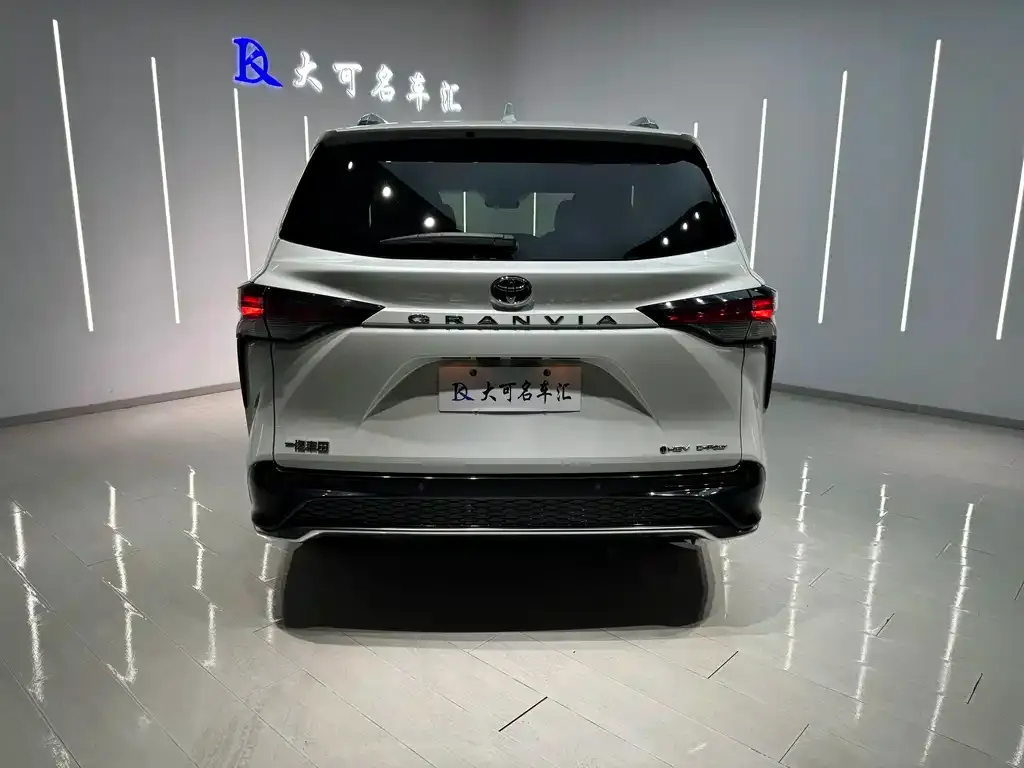 Toyota Granvia — фото 6