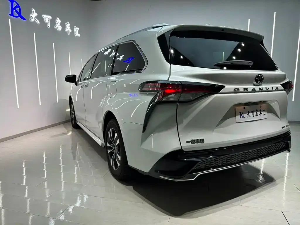 Toyota Granvia — фото 2