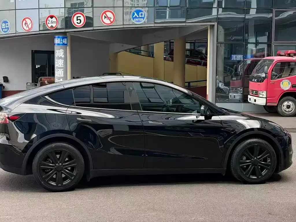 Tesla Model Y — фото 5