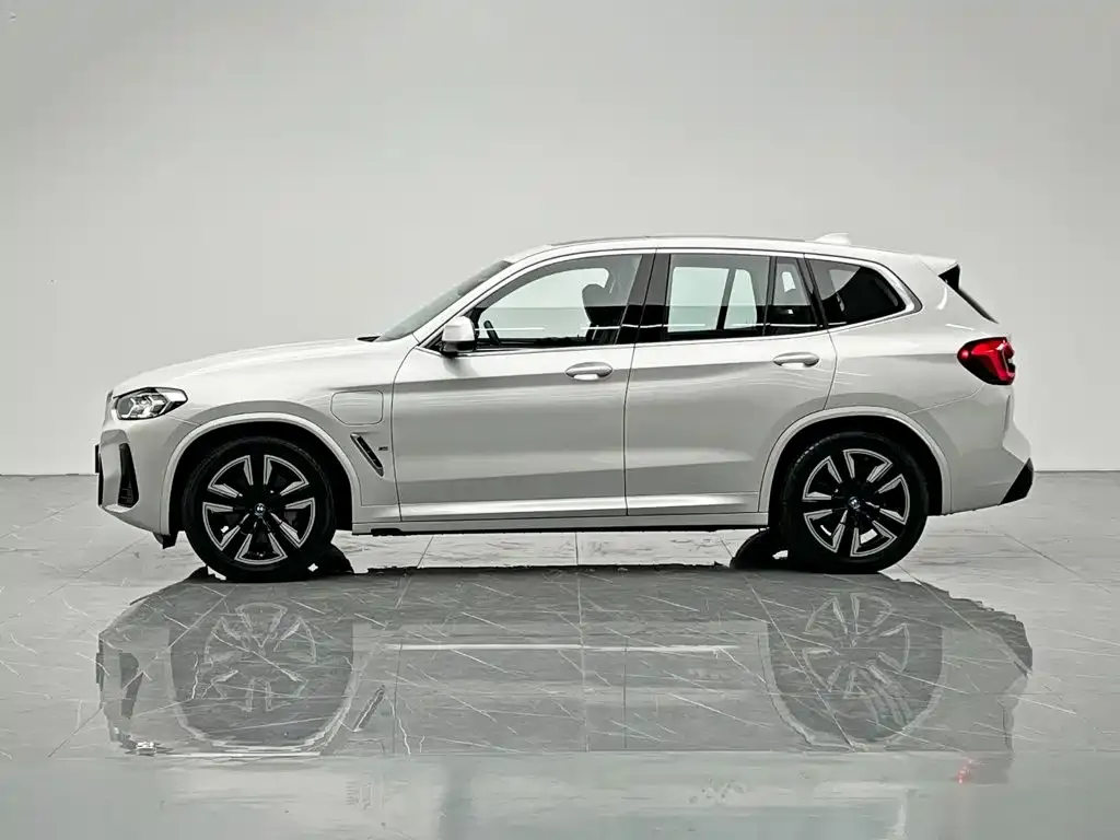 BMW iX3 — фото 10