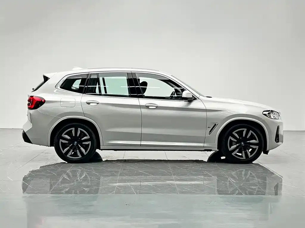 BMW iX3 — фото 9