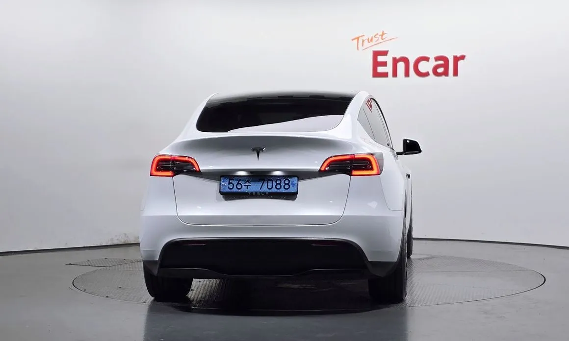 Tesla Model Y — фото 10