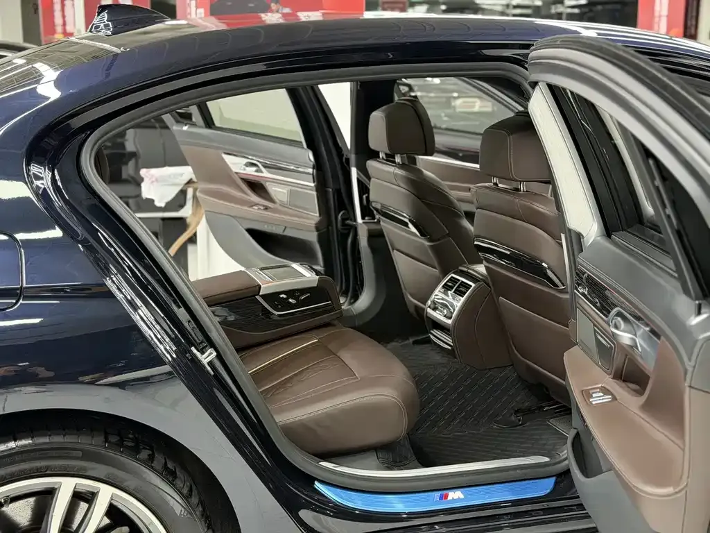 BMW 7 Series — фото 10