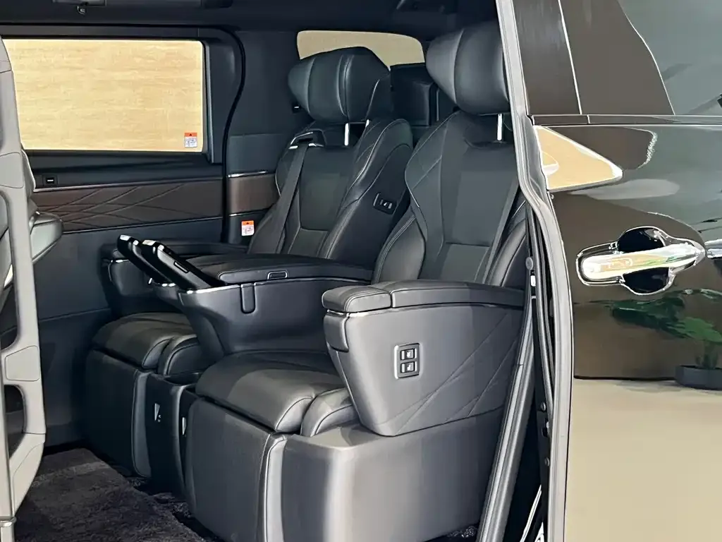Toyota Alphard — фото 10
