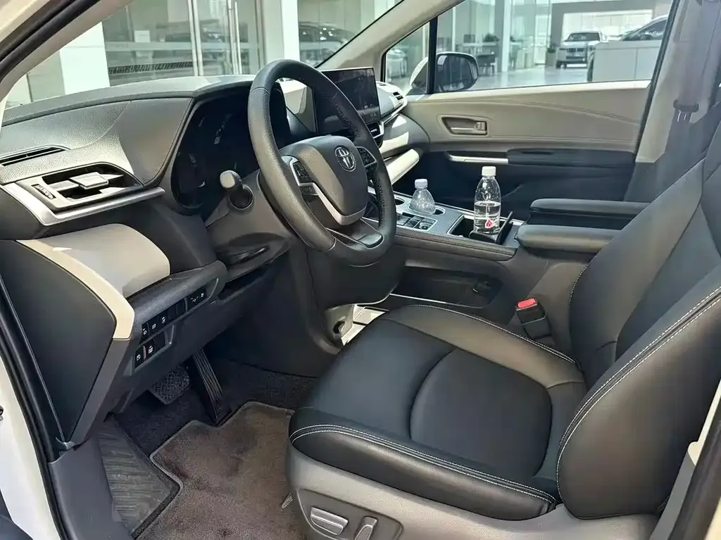 Toyota Sienna — фото 3