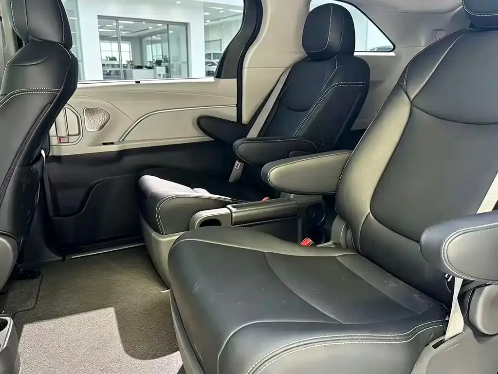 Toyota Sienna — фото 8