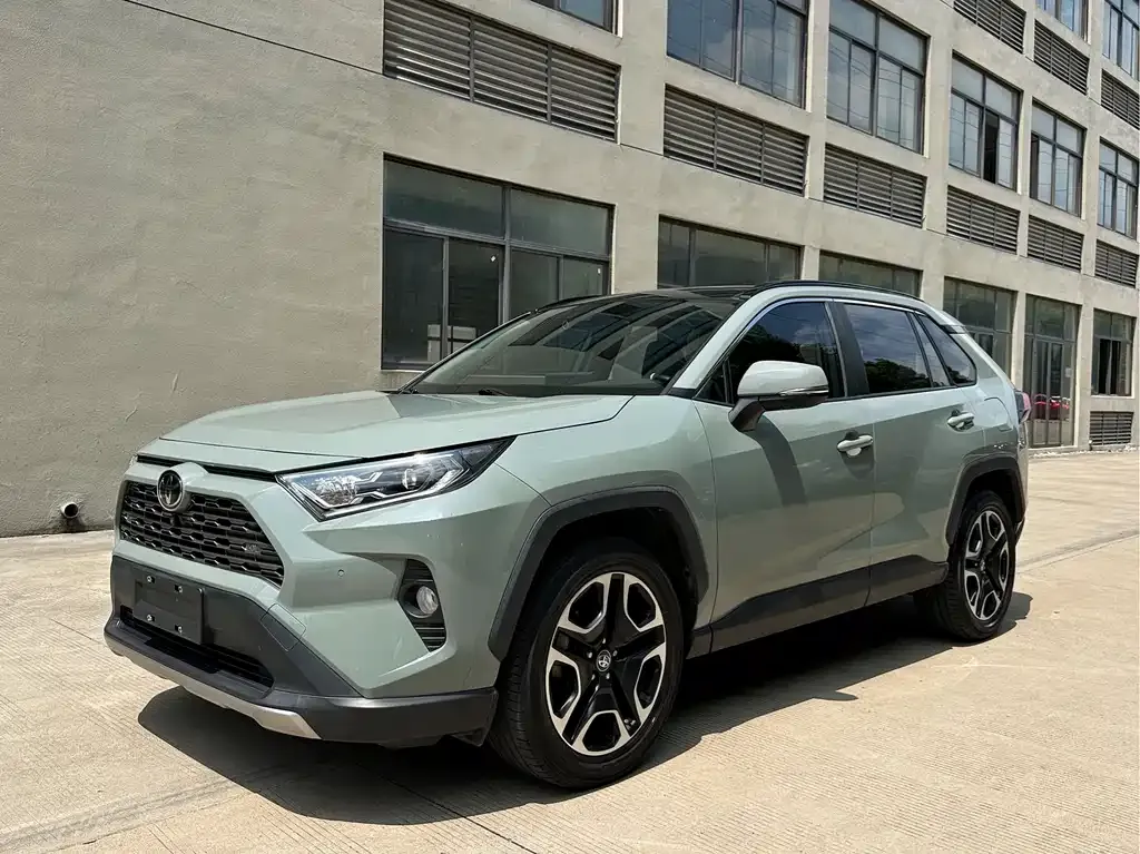 Toyota RAV4 — фото 1