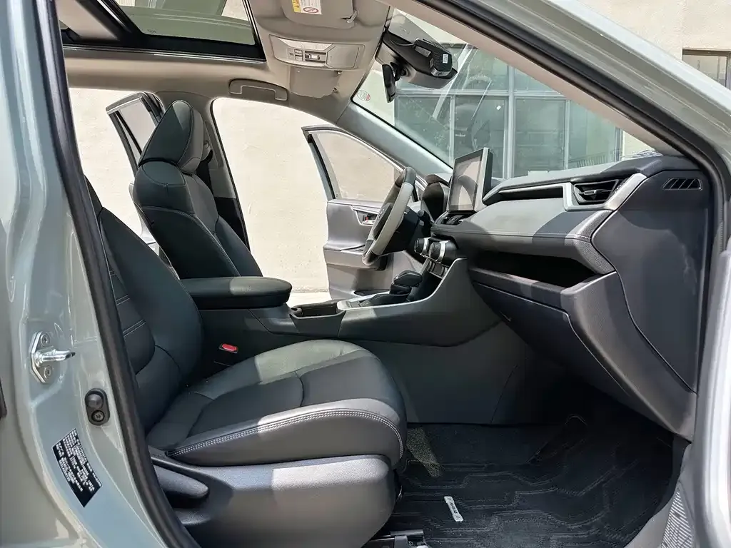 Toyota RAV4 — фото 6