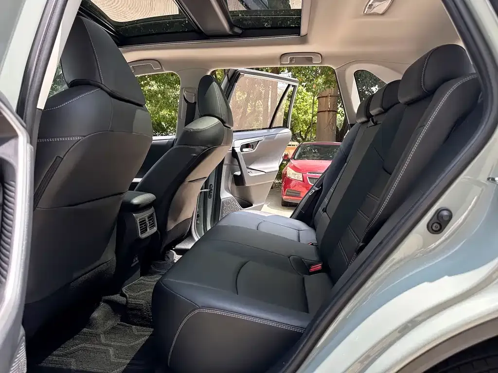 Toyota RAV4 — фото 9